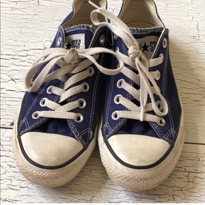 Navy blue women’s converse